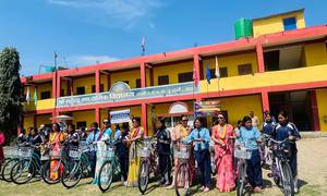 महेन्द्र मावि धर्नामा छात्रवृत्ति सम्झौता र छात्रालाई साइकल वितरण