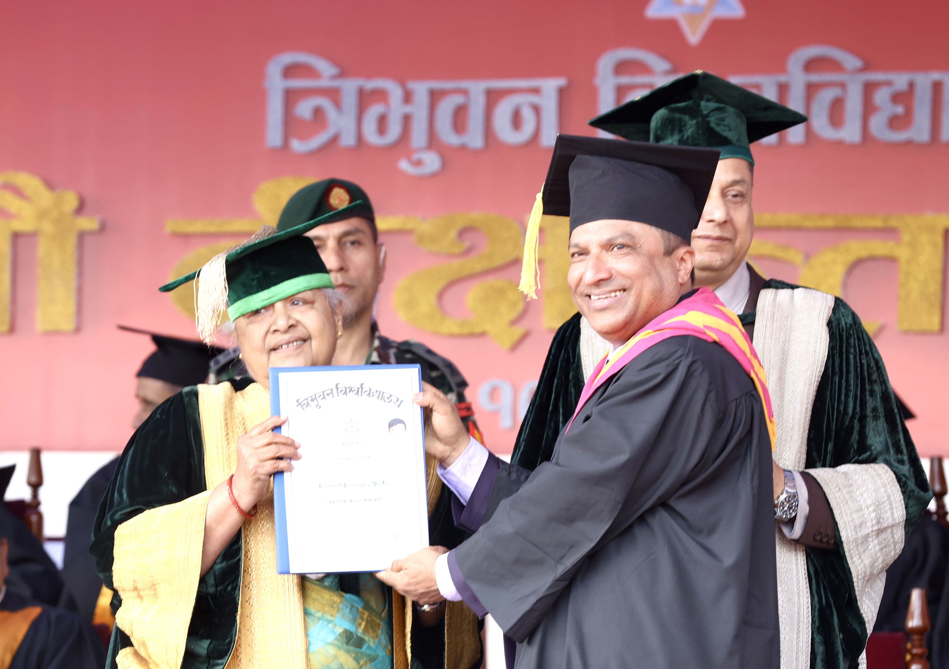 प्रधानमन्त्री एवं त्रिभुवन विश्वविद्यालयका कुलपति सुशीला कार्की  काठमाडौँको दशरथ रङ्गशालामा आज  आयोजित  विश्वविद्यालयको ५१औँ दीक्षान्त समारोहमा विद्यावारिधि गर्ने विद्यार्थीलाई प्रमाणपत्र प्रदान गर्नुहुँदै ।